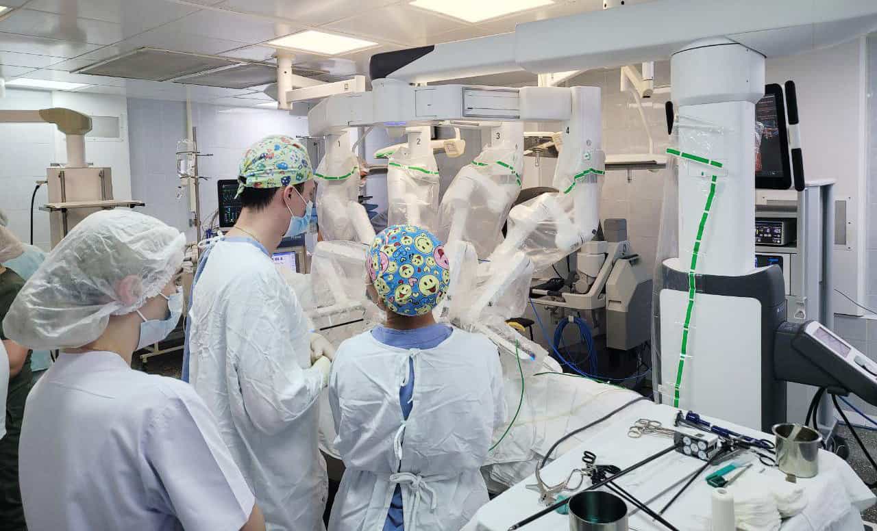 Первая операция на роботе da Vinci Xi в клинике БГМУ