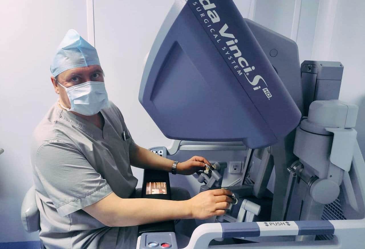 Александр Грицкевич (клиника Вишневского) на роботе прооперировал пациента с пересаженным сердцем