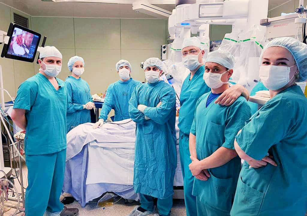 Хирурги ККБ1 в ходе операции на роботе да Винчи