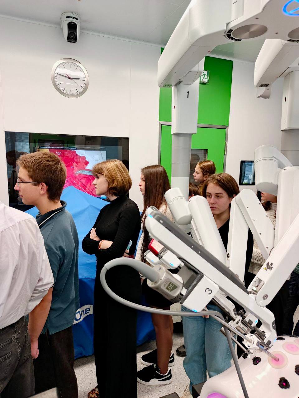 Школьники знакомятся с роботической хирургией