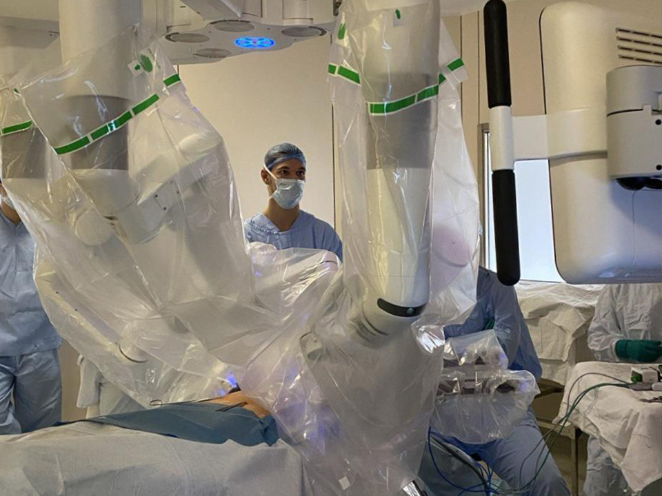 в НМИЦ онкологии им. Н.Н. Петрова внедрена робот-ассистированная хирургия da Vinci