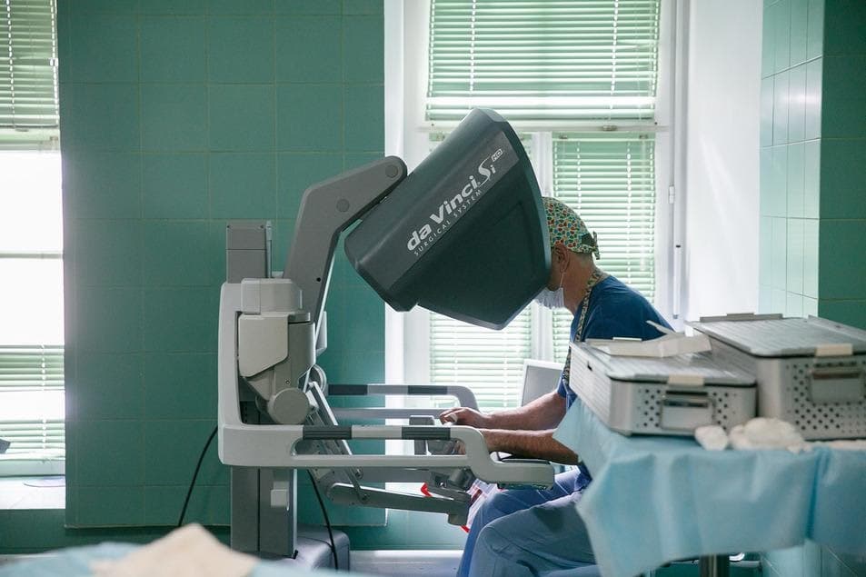 Александр Попов оперирует на роботе da Vinci в клинике МОНИИАГ