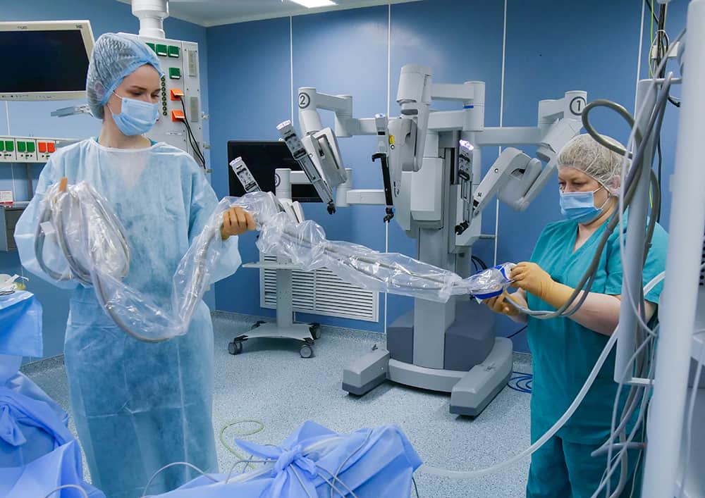 Операционная медсестра и медсестра-санитар, роботическая операция