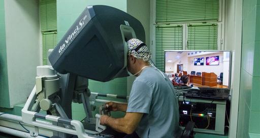 Профессор Александр Попов в прямом эфире WRSE24 провел робот-ассистированную операцию