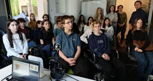 Школьники знакомятся с роботической хирургией